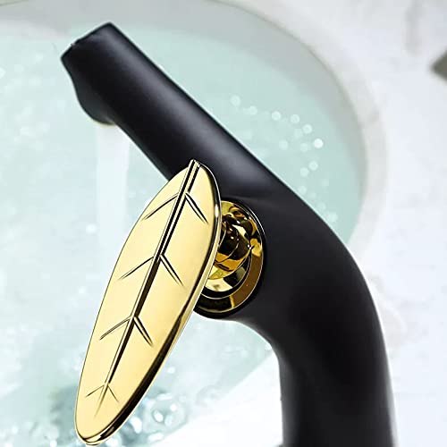 Robinet de lavabo noir et or pour rénover une salle de bain moderne