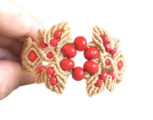 Pulsera macramé hecha a mano con hilo encerado en color camel y cuentas rojas de madera .Cierre ajustable