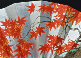 飾り扇 四季折々の植物画が描かれた飾り扇です。「秋草と紅葉」「桜」竹製飾り台付き 飾り扇 四季折々の植物画が描かれた飾り扇です。「秋草と