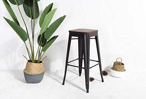 KOSMI - Taburete de bar en metal negro mate y asiento en madera oscura, taburete de metal y madera alta altura 66cm