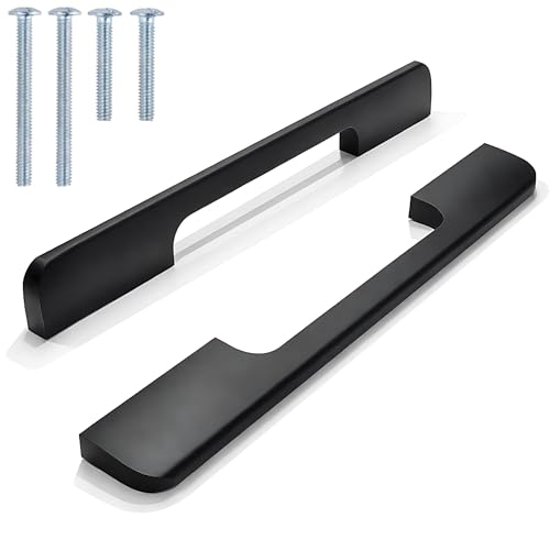 ALLUMINIO ESTRUSO E LAVORATO CNC – FINITURA IMPECCABILE A differenza delle maniglie prodotte per fusione a basso costo, ogni pezzo è realizzato per estrusione di lega di alluminio e successiva lavorazione CNC: geometria uniforme, bordi puliti, superficie nero opaco omogenea senza irregolarità. Rigidità e risultato visivo nettamente superiori ai prodotti low cost presenti sul mercato.