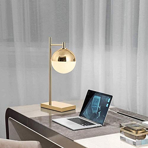 Lampe de table ronde dorée pour illuminer vos soirées lecture dans la chambre ou le salon