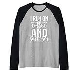 Photo Gallery i run on coffee and sarcasm maglia con maniche raglan Photo Gallery i run on coffee and sarcasm maglia con maniche raglan