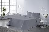 Incluye colcha lisa de (250x270 cm) + 2 cojines decorativos (50x70 cm)