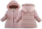 La capuche attenante offre une protection supplémentaire contre les vents violents et la neige, garantissant un maximum de chaleur et de confort.