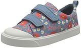 Clarks Kinderschuhe haben 5 Prinzipien - SCHLICHT: Weil weniger mehr ist Seit über 70 Jahren erforschen wir die Biomechanik von Kinderfüßen. Daher wissen wir genau, was sie für natürliches Wachstum und eine natürliche Entwicklung benötigen. Unsere Schuhe vereinen innovative Handwerkskunst mit klarem Design. Dabei bestehen sie nur aus den Elementen, die zur Unterstützung einer gesunden Fußentwicklung notwendig sind. Nicht mehr. Nicht weniger. STABIL: Halt und Balance Unser Gehirn erhält 70 % der Informationen von den 200.000 Nervenenden in unseren Fußsohlen. Faszinierend, oder? Aus diesem Grund ermöglichen unsere Schuhe maximalen Bodenkontakt für optimale Balance und Standfestigkeit. Unnötige Dämpfung kann die sensorische Verbindung zum Boden beeinträchtigen. Deshalb setzen wir Dämpfung nur dann ein, wenn sie die Leistungsfähigkeit der Füße verbessert. PASSGENAU: Unschlagbarer Komfort Richtig passende Schuhe bieten den Füßen die nötige Freiheit für natürliches Wachstum und natürliche Entwicklung. Die Grundlage jedes Clarks Schuhs bildet ein von Hand geformter Holzleisten. Damit berücksichtigen wir bei jedem Style die Anpassung an die natürliche Fußform: Unsere Schuhe sind so biegsam und flexibel, dass sie jeder Bewegung wachsender Füße folgen und dauerhaft optimalen Tragekomfort bieten. Unsere fachkundigen Berater in den Shops unterstützen Sie dabei, den idealen Schuh für Ihr Kind zu finden. LEICHT: Bewegungsfreiheit Wir entwerfen Schuhe, die mehr Bewegungsfreiheit durch größeren Komfort bieten. Je leichter der Schuh, desto natürlicher der Bewegungsablauf. Das ist logisch, oder? Ein leichterer Schuh erfordert weniger Energieaufwand für Bewegungen. Unsere Schuhe verbinden innovative Technologien mit weichen, leichten Materialien. So bieten sie Kindern die Freiheit, sich vollkommen natürlich zu bewegen. FLEXIBEL: Natürliche Bewegungen Gehen, rennen, klettern, springen – egal, wie ein Kind sich gerade bewegen möchte, unsere Schuhe passen sich an. Ganz natürlich. Angefangen bei unseren Textilien und Ledersorten bis hin zu den fortschrittlichen Dämpfungstechnologien in unseren leichten Sohlen: Jeder Schuh steckt voller Innovation. Damit ist maximale Flexibilität für uneingeschränkte Bewegungsfreiheit garantiert.