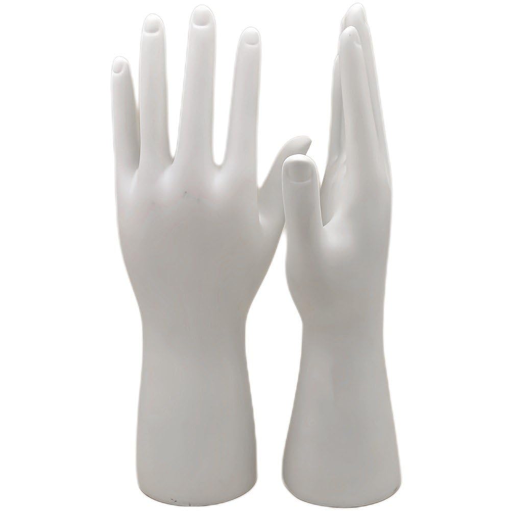 Présentoir à bijoux en main de mannequin pour sublimer votre coiffeuse de chambre