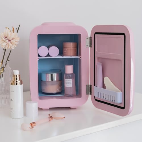 Interior de la mini nevera Flamingueo mostrando productos de cosmética y estantes ajustables