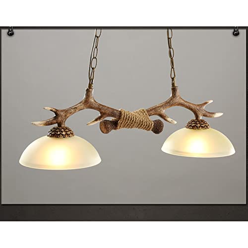 Éclairage de plafond en bois de cerf pour illuminer une table de cuisine