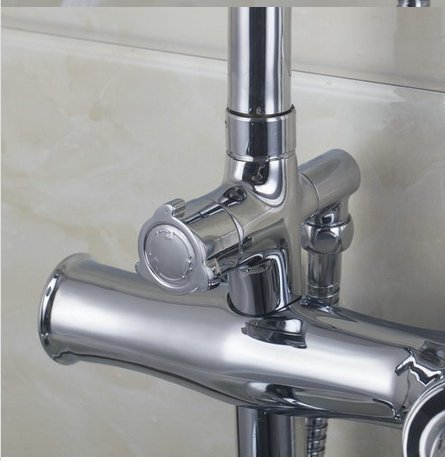 Support mural baignoire robinet Gowe avec un ensemble de douche et pommeau à finition chromée.