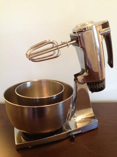 Sunbeam Mixmaster 12-hastigheds standmixer med to røreskåle placeret på basen og piskeris monteret.