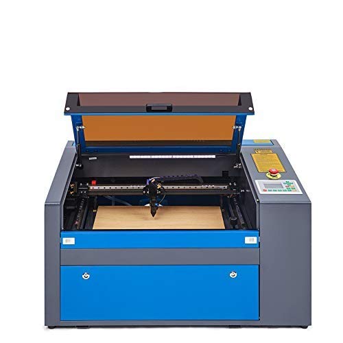 COMPATTO PER LA CASA E IL BUSINESS - Tubo laser da 50 W. L'area di taglio misura 300 x 500 mm. Velocità di incisione: 0-500 mm / s. Velocità di taglio: 0-80 mm / s. Risoluzione regolabile fino a 4500 dpi.