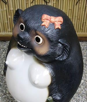 Amazon.co.jp: 信楽焼 25号メス狸 たぬき タヌキ 開運 縁起物 可愛い