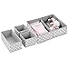 mDesign Juego de 4 cajas organizadoras para armarios – Ideales organizadores para cajones con varios apartados para habitación infantil – Versátiles cestas de tela en 3 tamaños – gris y blanco
