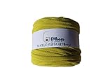 El trapillo pluma es un material reciclado y tintado con una carta de colores actual y moderna. Su composicion es de poliester texturixado lo que lo hace ideal para bolsos y accesorios por su ligereza y consistencia que tiene al trabajarlo. Las bobinas pesan entre 250 y 300 gramos y tienen entre 80 y 100 metros.