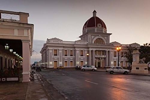Posterazzi Cuba Cienfuegos Palacio de Gobierno Dusk - Póster (36 x 24)