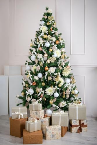 Árbol de Navidad decorado con adornos y regalos en la base, mostrando un ambiente festivo.