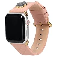 【上質な牛革】このアップルウォッチバンドは、使うほどに手首に馴染むしなやかな本革を使用。長時間の装着でも快適で、日常に高級感をプラスします。 【洗練されたデザイン】キルト加工とデイジーのアイコンが、可愛らしさと上品さを演出。どんなシーンでもあなたのスタイルを引き立てます。 【多様なファッション性】落ち着いたトーンのカラーは、カジュアルからフォーマルまで幅広く対応。どんな装いにも自然に溶け込みます。 【特別なロゴ刻印】裏側には肌に優しい素材を使用し、マリークワントのロゴがさりげなく刻印。細部にまで...