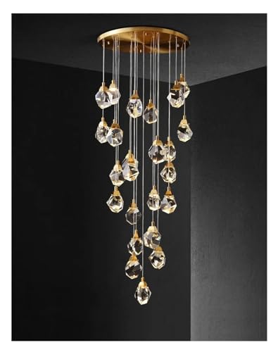 Chandelier diamant luxe escalier pour illuminer un grand plafond vide et sombre