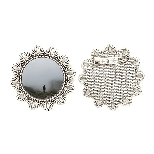 Broche de plata con nubes de niebla y montaña en tamaño medium para ropa y mochilas de viaje