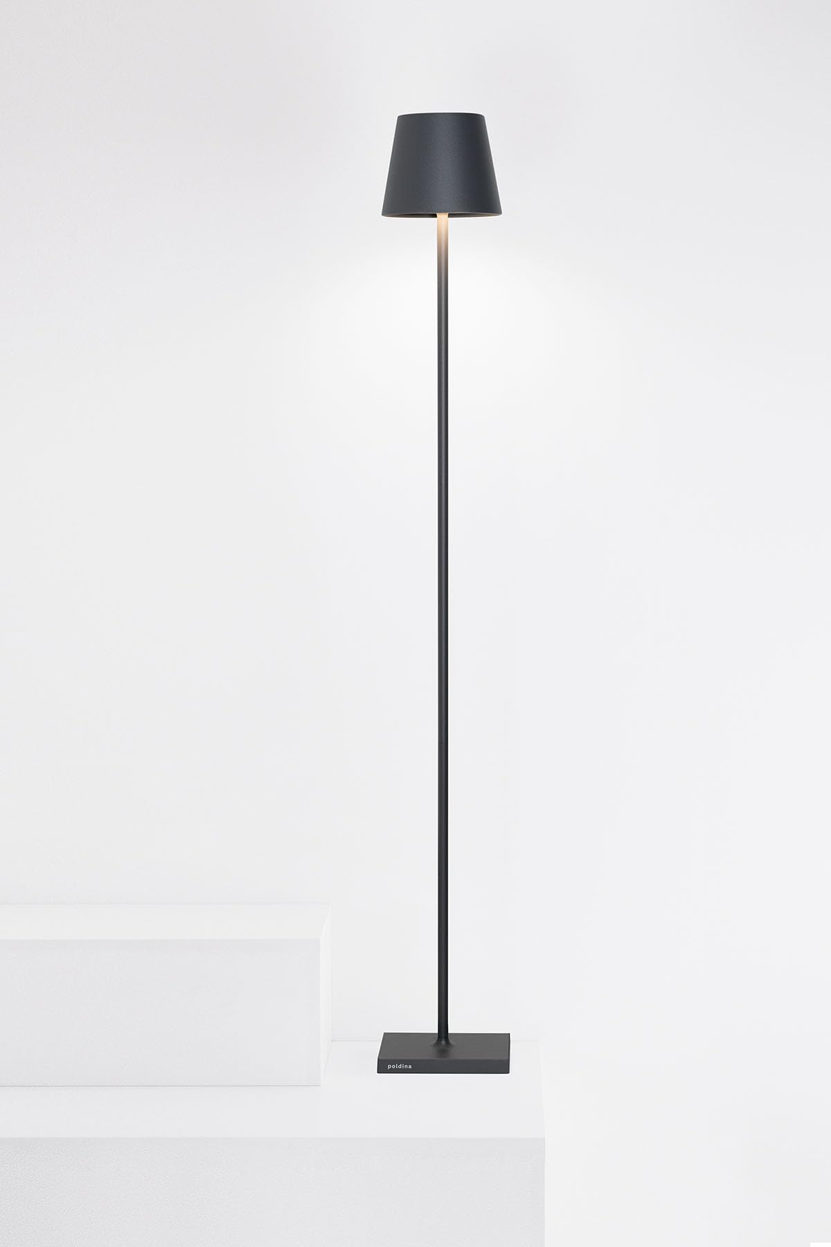 Zafferano, Lampa Poldina L, Akumulatorowa Bezprzewodowa Lampa Podłogowa ze Sterowaniem Dotykowym, do Wnętrz i na Zewnątrz, Ściemniacz, 2200-3000 K, Regulowana Wysokość 52-122 cm, Ciemnoszary