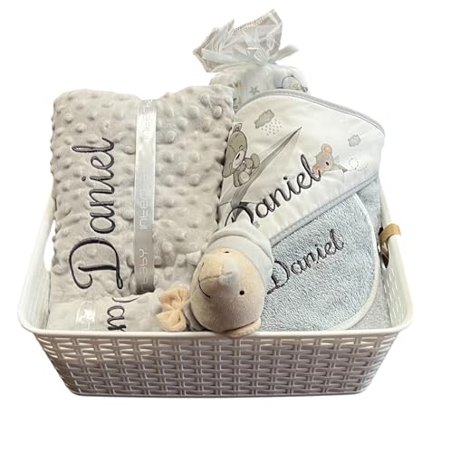 Danielstore - Canastilla Bebé Personalizada | Manta y Dou Dou con Nombre | Toalla de Baño y Babero Bordados | Pack 3 Gasas | Cesta para Recién Nacidos