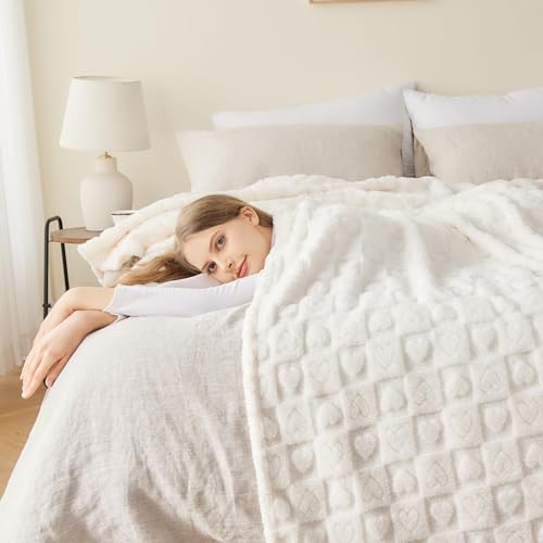 NEWCOSPLAY Super Soft Twin Blanket Ivory Premium Silky Flannel Fleece 3D Heart Checkered Lightweight Bed Blanket All Season Use (Ivory Heart, Twin(60"x80"))