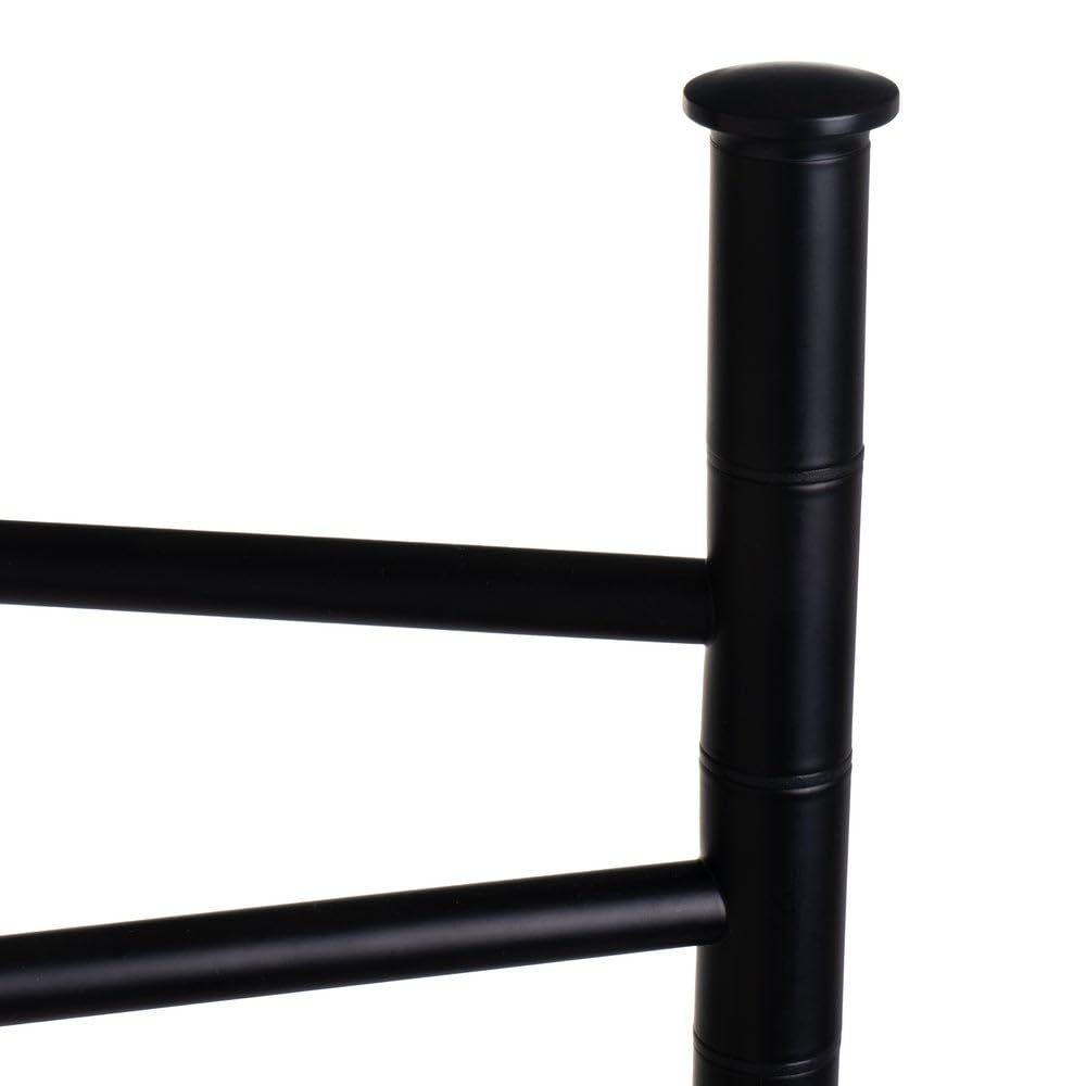 Toallero de pie con 3 Brazos de Metal Negro con Acabado Mate. Diámetro Base: 22 cm. Altura de Cada Brazo: 68 cm, 73 cm y 77 cm. Soporta 10 kg. Requiere Montaje