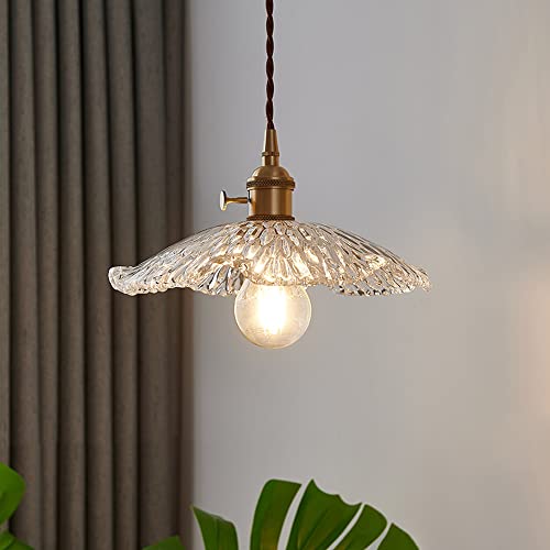 Lustre scandinave en verre et laiton pour illuminer chaleureusement vos repas en salle à manger
