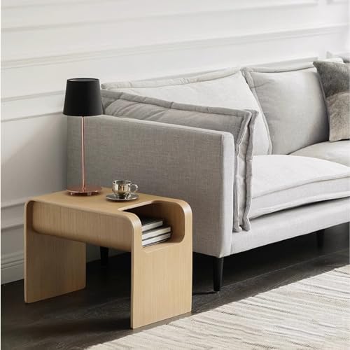 Table basse en bois en forme de C compacte pour optimiser le rangement des petits salons