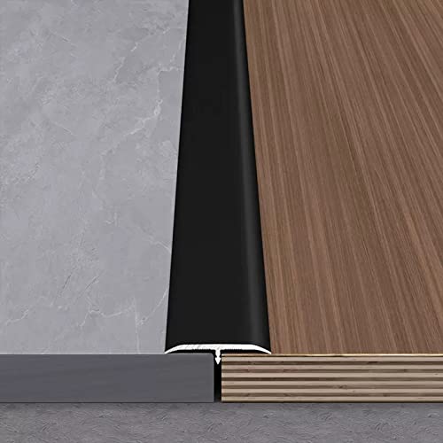 Seuil de transition sol noir adhésif pour harmoniser le passage du parquet au carrelage