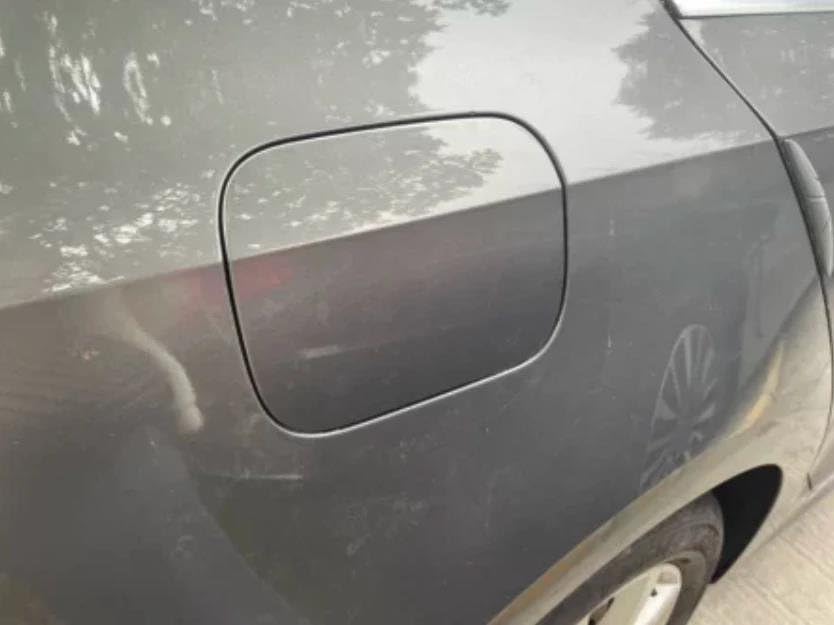 Bouchon remplissage carburant défectueux ? Remplacez le cache réservoir Jetta 16D809857 or