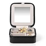 Tamaño pequeño, espacioso espacio de almacenamiento: el joyero contiene tiras de esponja para anillos y pendientes, 3 compartimentos con separadores extraíbles, bolsillo elástico para cadenas. También se pueden guardar pequeños accesorios como pintalabios, broches y relojes.
