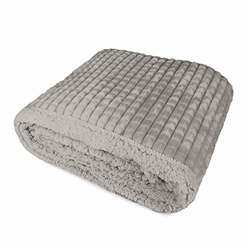 Banzaii Coperta Calda e Morbida – Plaid per Divano con Retro in Pelliccia 130x160 cm Helsinki Tortora