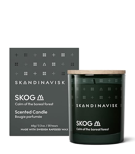 Skandinavisk SKOG 'Forêt' Mini Bougie Parfumée. Notes parfumées: Aiguilles et Pommes de Pin, Sève de Bouleau et Muguet des Sous-bois. 65 g.
