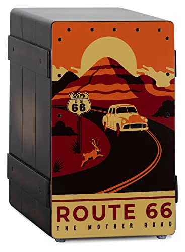 XDrum Design Series Cajon “Route 66” - Designer-Cajon mit Vintage-Aufdruck - Integrierter Bass Port - Korpus aus HPL in Bananenkisten-Optik - Fest installierter Snare-Teppich