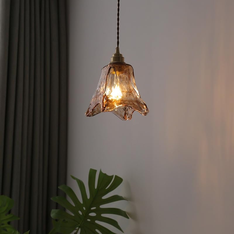 Lampe suspension réglable en laiton pour optimiser l'espace de chevet