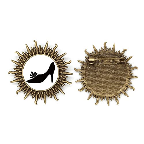 Broche noire à talons hauts et fleurs pour sublimer une tenue de soirée