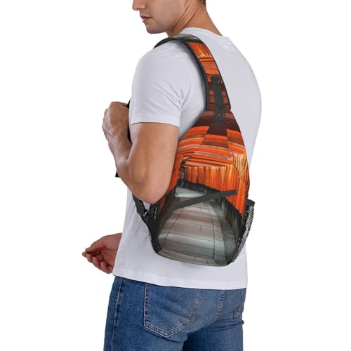 OPSREY Fushimi Inari Taisha Print Sling Rucksack Brusttasche Casual Sling Bag Reise Wandern Tagesrucksack Crossbody Tasche für Männer Frauen, Schwarz , One size
