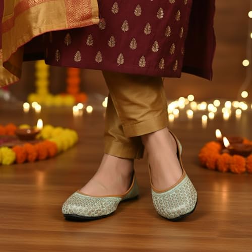 Image of DFR Women Embroidered Mojari Juttis
