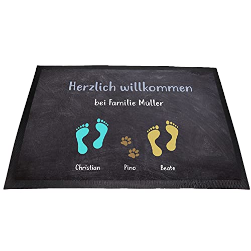 Personalisierte Fussmatte „Herzlich Willkommen“ mit bis zu 7 Wunschnamen für Familie, Kind(er) und Hund(e) mit Fuß- und Pfotenabdrücken (Paar mit 1 Haustier) Cover