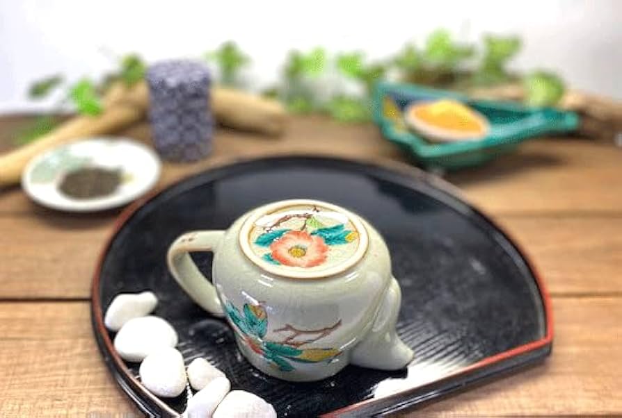 ☆九谷焼？の壷型花器＊笹竹に戯れる小鳥の絵柄 ＊涼やかなデザインの白磁の陶磁器 ☆九谷焼？の壷型花器＊笹竹に戯れる小鳥の絵柄 ＊涼やかな