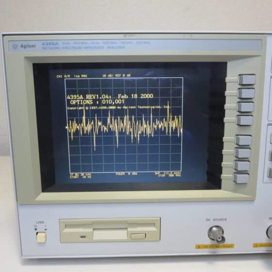 O'lchov ma'lumotlarini ko'rsatuvchi Keysight 4395A displeyining yaqindan ko'rinishi