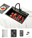 cocina negra y pared blanca Diseño de Dos Niveles: El fregadero está equipado con dos niveles en su interior, donde los accesorios pueden deslizarse libremente – flexible y práctico para el uso diario. Con dimensiones de 700×450×220 mm, se adapta perfectamente a los muebles debajo del mostrador de al menos 70 cm de ancho. El desagüe del fregadero se encuentra en el lado derecho, y el espacio de almacenamiento se ha aumentado en un 70%. Los bordes redondeados evitan la acumulación de suciedad y facilitan la limpieza