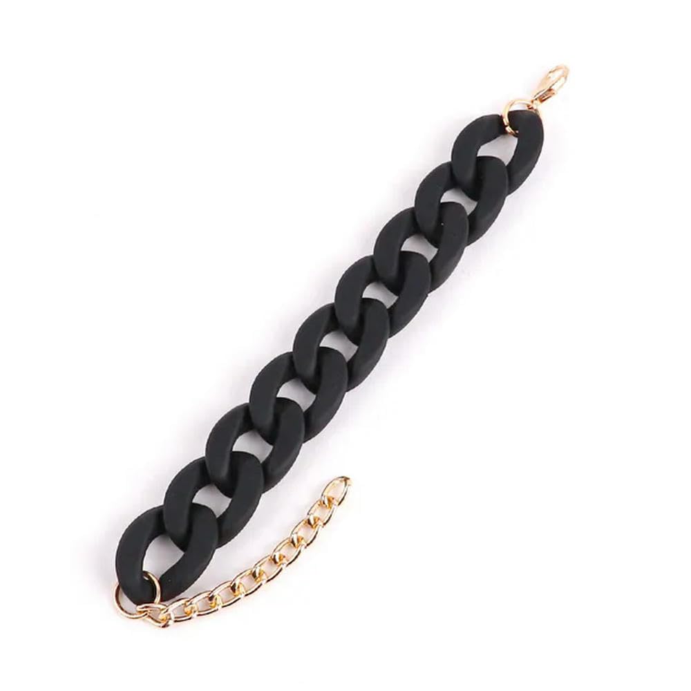 Momenteel zien we in het modebeeld qua sieraden bijna alle dimensies, van groot tot klein. Dikke kettingen met bollen van glas of acryl, grote armbanden, kettingen met grote hangers. Toch blijf ik