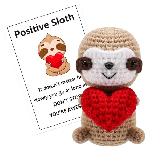TOYMIS Bradipo Positivo con Cuore Rosso, Simpatico Animale All'Uncinetto con Biglietto Positivo Bambola Supporto Emotivo per Coppia Migliore Amica Regalo Casa Ufficio Auto Decorazione(Cachi)