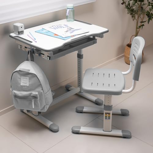 La scrivania è stata progettata con la massima praticità e comfort in mente. Dotata di un ampio piano di lavoro e di un cassetto con scomparti, offre spazio sufficiente per organizzare libri, quaderni e altri oggetti essenziali per lo studio o per il gioco. Le scanalature per le matite e il gancio per la cartella aggiungono ulteriori livelli di funzionalità, che aiutano a mantenere l'area di lavoro ordinata e ben organizzata.
