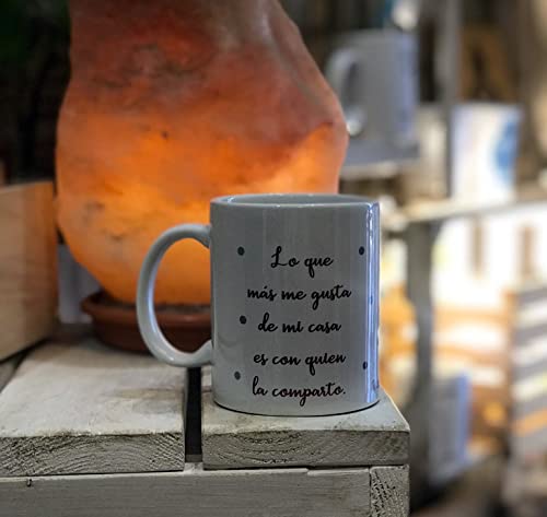 Taza de cerámica "Lo que más me gusta de mi casa es con quien la comparto”. Regalos San Valentín. Enamorados. Amor. Pareja. Familia.