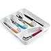 Tradineur - Bandeja cubertero de plástico, de color blanco, de 4,5 x 26,5 x 33,5 cm, Recipiente para ordenación y almacenamiento de cubertería. Caja para guardar cubiertos con compartimentos