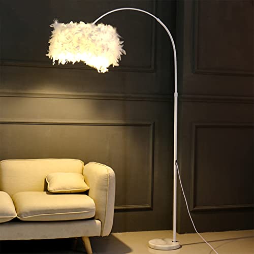 Lámpara de pie de pluma para crear un ambiente cálido en casa